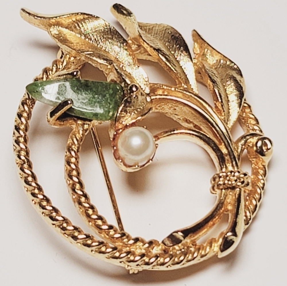 Sarah Coventry pin Goldtone Flower Pin Brooch Faux Pearl Green stone